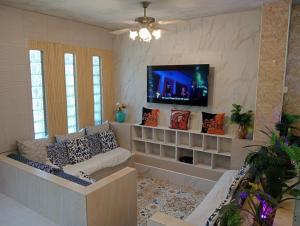 Comfortable 2-Story Home for Families & Groups