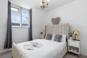 The London Grill House 2BR with Outdoor Terrace by REGAL REALMS