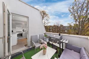 The London Grill House 2BR with Outdoor Terrace by REGAL REALMS