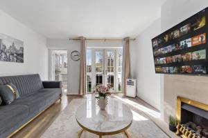 The London Grill House 2BR with Outdoor Terrace by REGAL REALMS