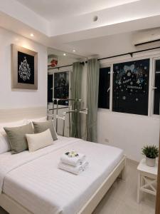 Luxe 1-Bedroom Condo front of Mall of Asia with City View in Pasay