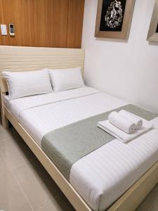 Luxe 1-Bedroom Condo front of Mall of Asia with City View in Pasay