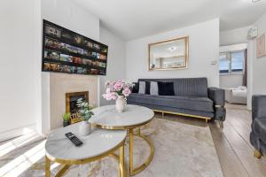 The London Grill House 2BR with Outdoor Terrace by REGAL REALMS