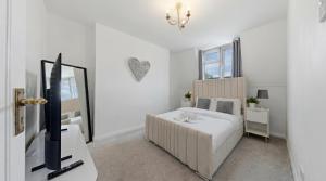 The London Grill House 2BR with Outdoor Terrace by REGAL REALMS