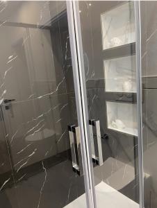 Black and White Apartment img19