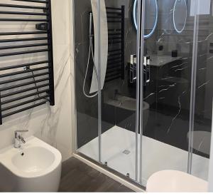 Black and White Apartment img3