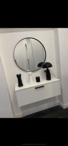 Black and White Apartment img4