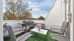 The London Grill House 2BR with Outdoor Terrace by REGAL REALMS