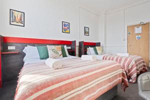 Modern Self-Contained Studio in Dudley Sleeps 2