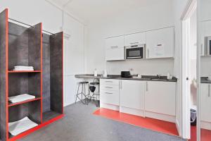 Modern Self-Contained Studio in Dudley Sleeps 2