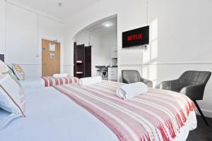 Modern Self-Contained Studio in Dudley Sleeps 2