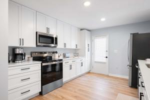 Fully Renovated Villa - Sleeps 6 Near Beach & Golf