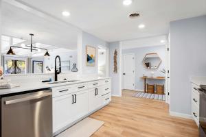 Fully Renovated Villa - Sleeps 6 Near Beach & Golf