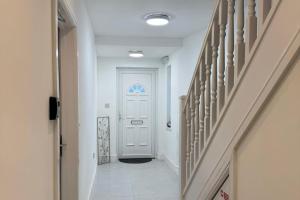 Near Heathrow - Studio - WiFi - Parking - Sleeps 3