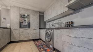 Stylish Duplex with Lounge