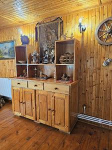 Cabana din Tei, 5 Camere si Semineu, Costisata, Dambovita