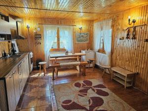 Cabana din Tei, 5 Camere si Semineu, Costisata, Dambovita