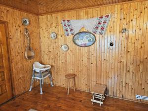 Cabana din Tei, 5 Camere si Semineu, Costisata, Dambovita