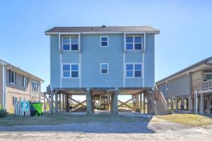 Front Row by Oak Island Accommodations