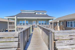 Front Row by Oak Island Accommodations