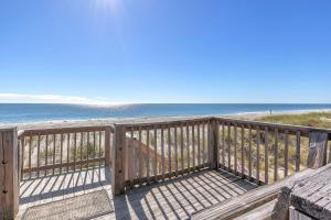 Front Row by Oak Island Accommodations