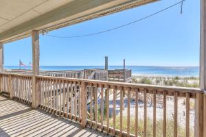 Front Row by Oak Island Accommodations