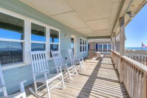 Front Row by Oak Island Accommodations