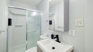 Cozy 2 Bedroom Suite Near Ctrain Mall and Downtown