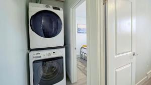 Cozy 2 Bedroom Suite Near Ctrain Mall and Downtown