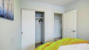 Cozy 2 Bedroom Suite Near Ctrain Mall and Downtown