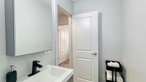 Cozy 2 Bedroom Suite Near Ctrain Mall and Downtown