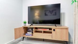 Cozy 2BR Suite Near Zoo & downtown Walk to C-Train