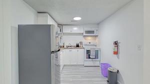 Cozy 2BR Suite Near Zoo & downtown Walk to C-Train
