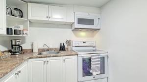 Cozy 2BR Suite Near Zoo & downtown Walk to C-Train
