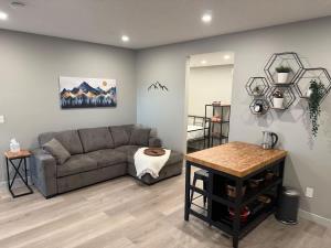 Luxurious and Cozy 1 Bedroom Basement Suite Patio