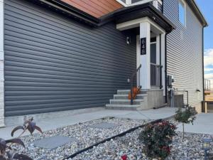 Luxurious and Cozy 1 Bedroom Basement Suite Patio