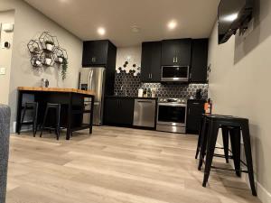 Luxurious and Cozy 1 Bedroom Basement Suite Patio
