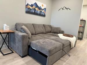 Luxurious and Cozy 1 Bedroom Basement Suite Patio