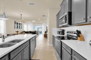 7 BD 5.5 BA Windsor Cay 16203 TW