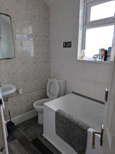 Kettering Town Double Room with TV available for 90 days plus Shared bathroom, lounge & kitchen