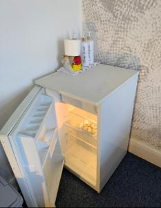 Kettering Town Double Room with TV available for 90 days plus Shared bathroom, lounge & kitchen