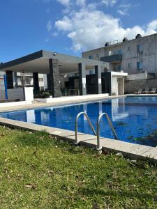 Cozy & modern apartment 15 minutes from VER airport