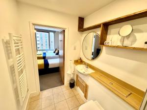 Stylish 2BR 2Bath, Balcony Views, Stratford, ABBA