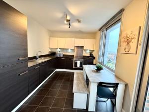 Stylish 2BR 2Bath, Balcony Views, Stratford, ABBA