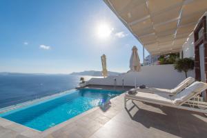 Honeymoon Suite with Private Pool & Caldera View