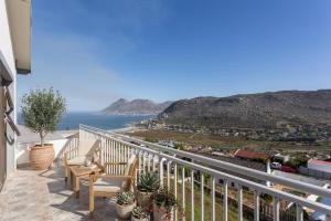 Stunning Ocean & Mountain View Apartment