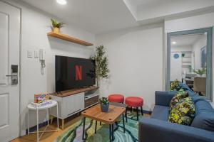 Bright & Cozy 2BR Azure Beach Pool Sleeps 7