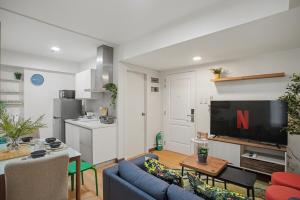 Bright & Cozy 2BR Azure Beach Pool Sleeps 7