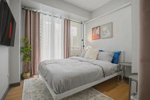 Bright & Cozy 2BR Azure Beach Pool Sleeps 7