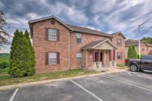 Mtn Views & Pool Access: 2 Units Near Dtwn Branson